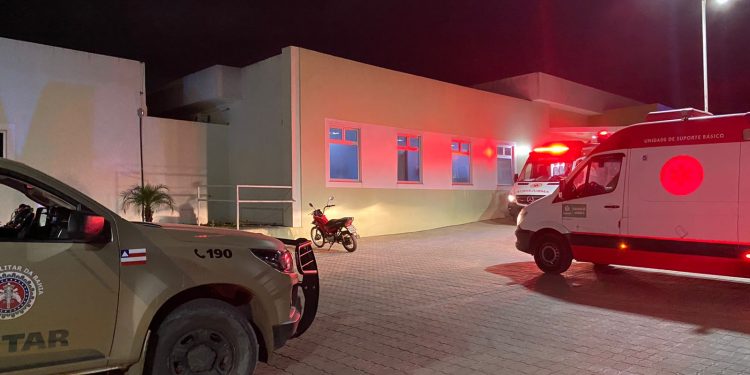 Tragédia: Suspeitos armados invadem casa, atiram em dois homens e matam bebê de um ano em Jaguaquara