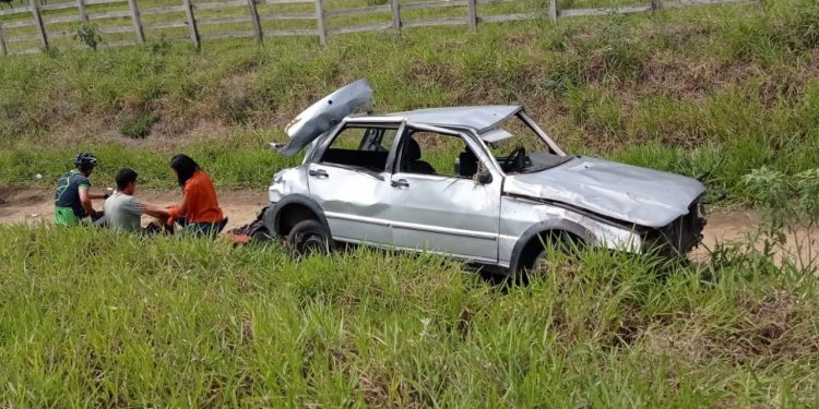 Acidente na BA-250, entre Jaguaquara e Itiruçu deixa mãe e filhos feridos; vítimas são levadas ao HGPV