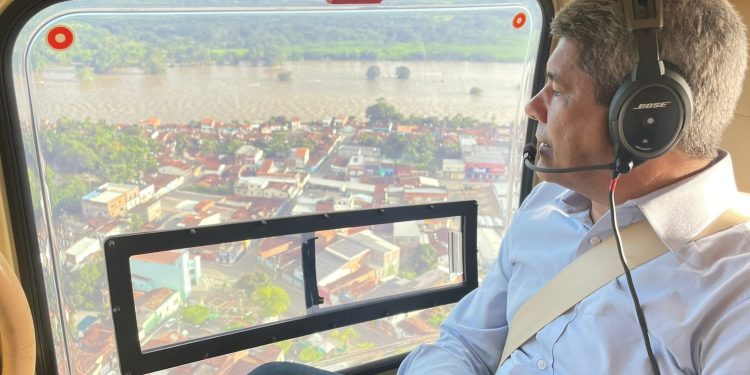 Governador diplomado, Jerônimo visita áreas alagadas pela chuva