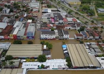 Rio transborda e parte da cidade de Jequié fica debaixo d’água