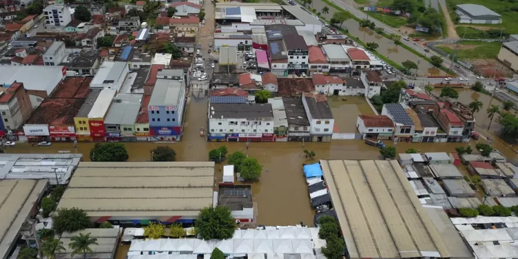 Rio transborda e parte da cidade de Jequié fica debaixo d’água