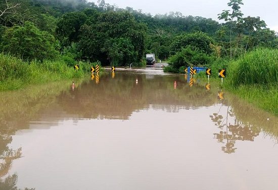 Água interdita trecho da BR-330 entre Ipiaú e Jitaúna