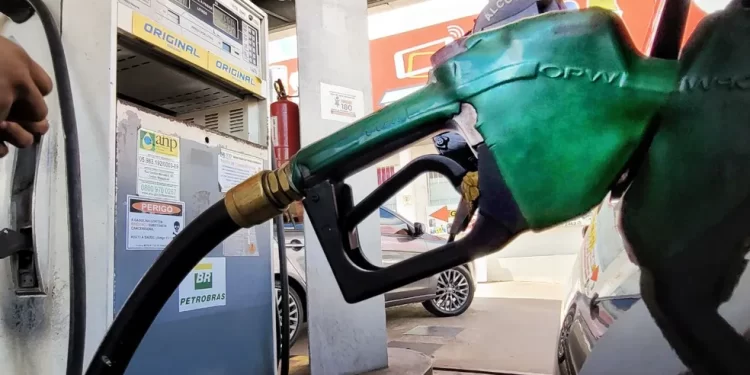 Gasolina e diesel da Petrobras ficam mais baratos para distribuidoras a partir de hoje