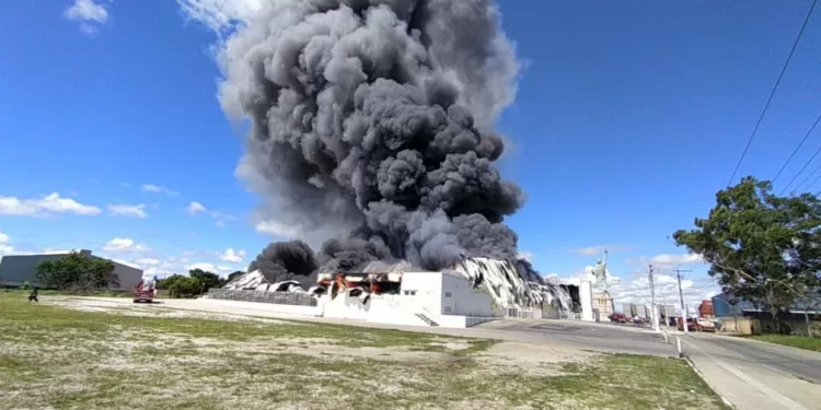 Incêndio de grandes proporções destrói loja da Havan em Vitória da Conquista