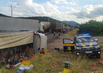 Carga de cerveja e refrigerante é saqueada após carreta tombar na BR-116, em Jequié