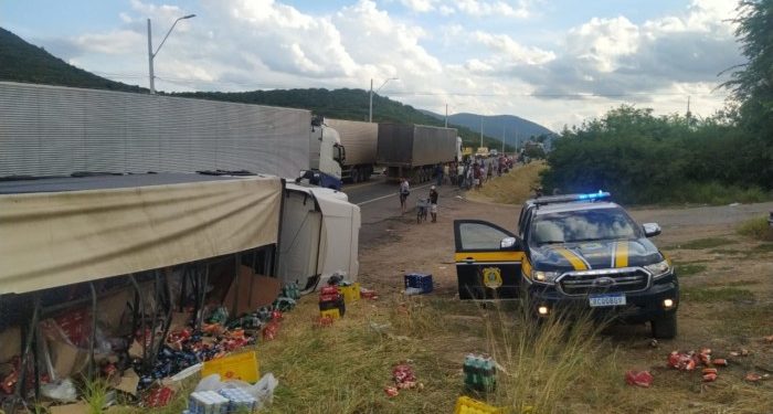 Carga de cerveja e refrigerante é saqueada após carreta tombar na BR-116, em Jequié