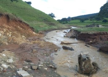 Barragens se rompem em Itiruçu e Lajedo, provocando interdição de estradas rurais