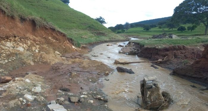 Barragens se rompem em Itiruçu e Lajedo, provocando interdição de estradas rurais