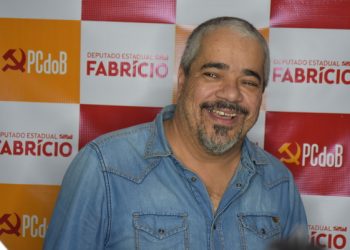 Fabrício confirma que manterá candidatura ao TCM e indica que nome de Aline não é ouvido na AL-BA