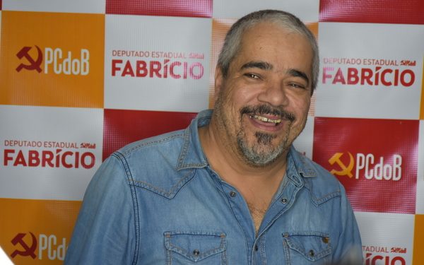 Fabrício confirma que manterá candidatura ao TCM e indica que nome de Aline não é ouvido na AL-BA