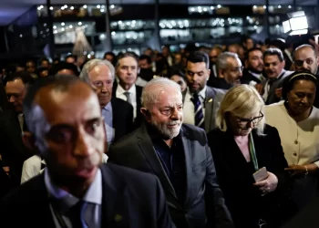 Após reunião, Lula caminha com governadores e ministros até o STF