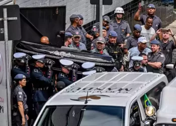 Corpo do Rei Pelé é sepultado em cemitério vertical em Santos