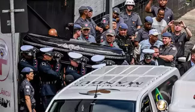 Corpo do Rei Pelé é sepultado em cemitério vertical em Santos