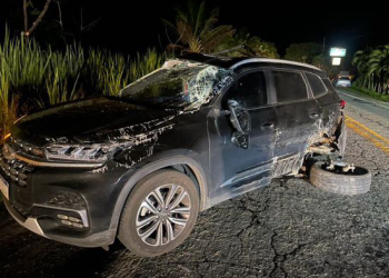 Dois carros colidem na BR-330, entre Ipiaú e Barra do Rocha