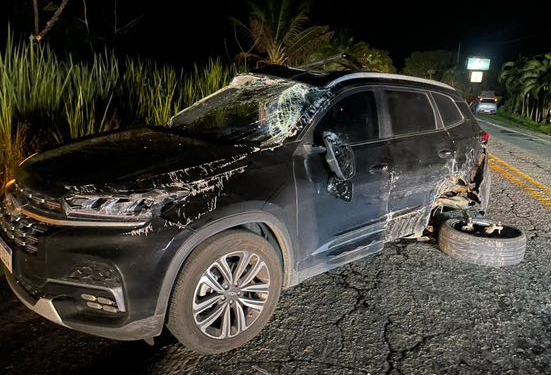 Dois carros colidem na BR-330, entre Ipiaú e Barra do Rocha