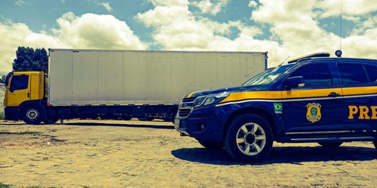 PRF prende motorista que transportava peças automotivas de origem ilícita em Jaguaquara
