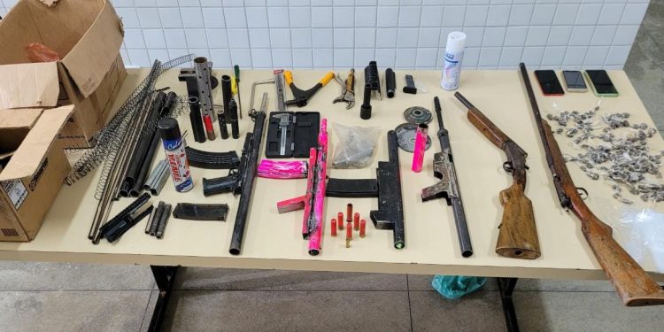 Polícia Militar apreende armas, munições, drogas e suspeitos são presos em Itaquara