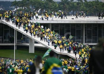 Criminosos invadem Congresso Nacional, plenário do STF e Palácio do Planalto em Brasília