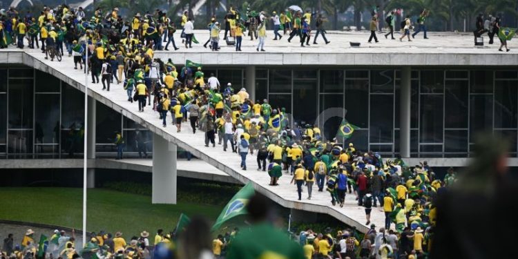 Criminosos invadem Congresso Nacional, plenário do STF e Palácio do Planalto em Brasília