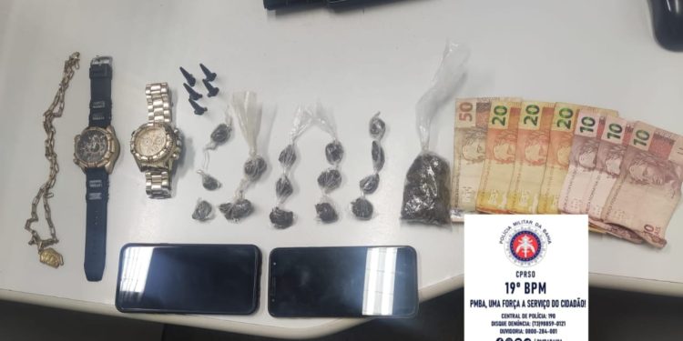 Dois indivíduos são presos por tráfico e drogas são apreendidas pela Polícia Militar