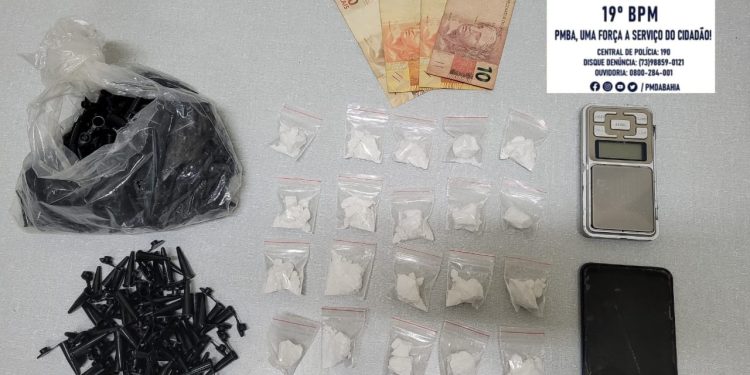 Policia Militar prende mulher suspeita por tráfico de drogas em Jaguaquara