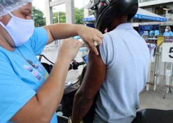 Bahia completa dois anos de vacinação contra a Covid com queda de mais de 66% no número de mortes