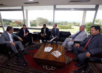 Ministro Rui Costa recebe prefeitos baianos e promete articulação contra queda de receita em 101 municípios