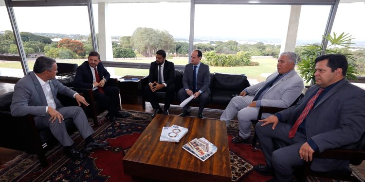 Ministro Rui Costa recebe prefeitos baianos e promete articulação contra queda de receita em 101 municípios