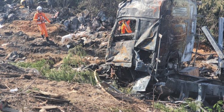 Bombeiros seguem buscas por criança desaparecida em acidente na BR-242