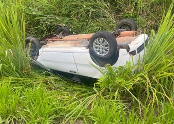 Carro capota em rodovia do sul baiano, trecho entre Ipiaú e Ibirataia