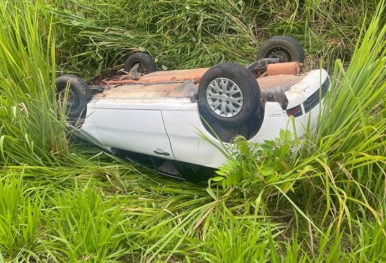 Carro capota em rodovia do sul baiano, trecho entre Ipiaú e Ibirataia
