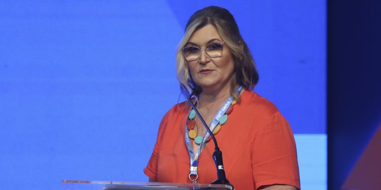 Nova presidente da Caixa suspende consignado com Auxílio Brasil