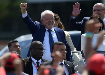 20 anos após ser eleito pela primeira vez, Lula é empossado para seu terceiro mandato com Presidente do Brasil