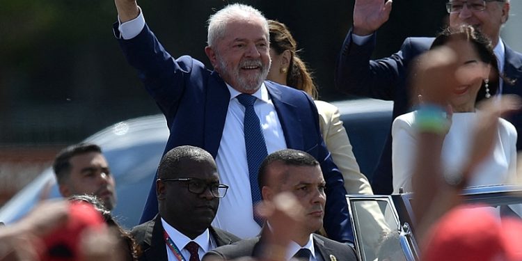 20 anos após ser eleito pela primeira vez, Lula é empossado para seu terceiro mandato com Presidente do Brasil