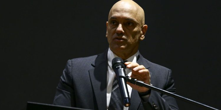 Com nova ameaça golpista, Alexandre de Moraes proíbe bloqueio de vias