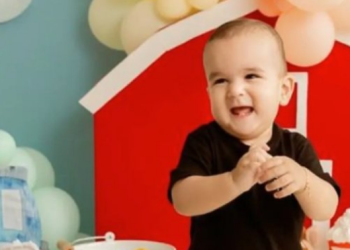 Bebê de um ano morre após ser atropelado pelo pai na garagem de casa