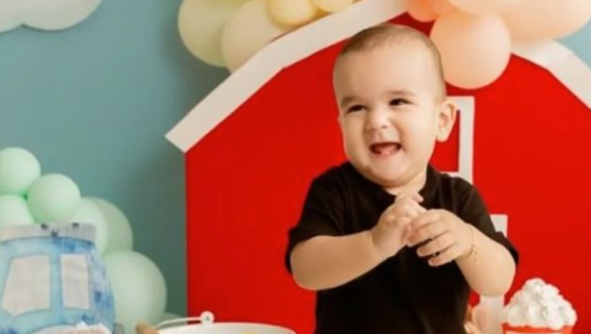 Bebê de um ano morre após ser atropelado pelo pai na garagem de casa
