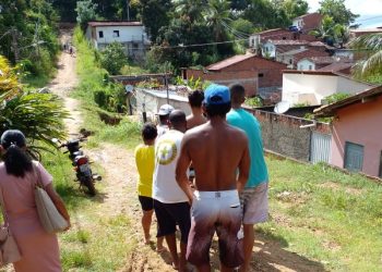 Moradora de Ipiaú é carregada por populares para atendimento médico