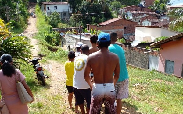 Moradora de Ipiaú é carregada por populares para atendimento médico