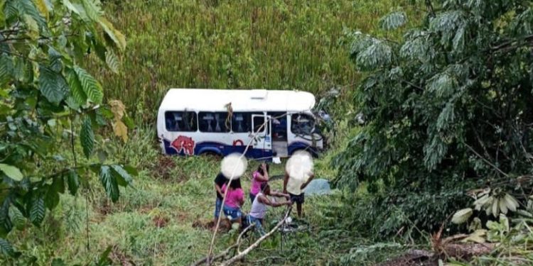 Microônibus de Mutuípe cai em ribanceira após colisão com carro na BR-101