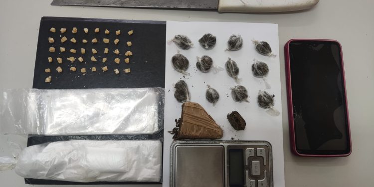 PM prende 4 pessoas por Tráfico de Drogas no Entroncamento de Jaguaquara