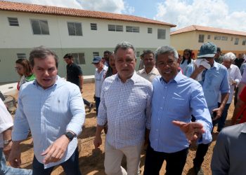 Jerônimo e Rui Costa fazem última vistoria de casas populares do Minha Casa, Minha Vida
