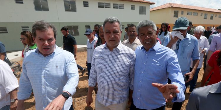 Jerônimo e Rui Costa fazem última vistoria de casas populares do Minha Casa, Minha Vida