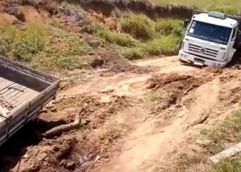 Itaquara: Caminhões ficam atolados em estrada rural e moradores cobram atenção da Prefeitura