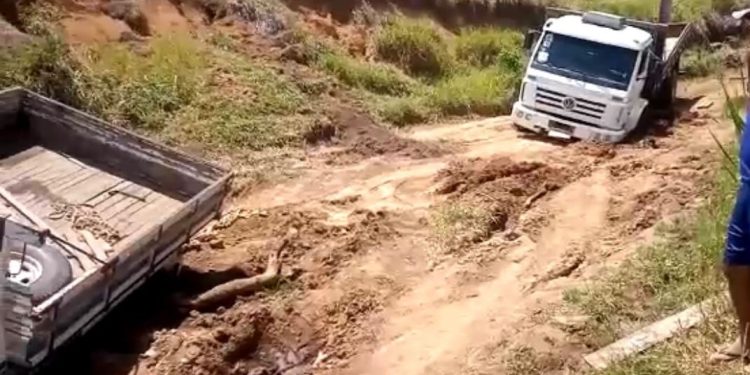 Itaquara: Caminhões ficam atolados em estrada rural e moradores cobram atenção da Prefeitura