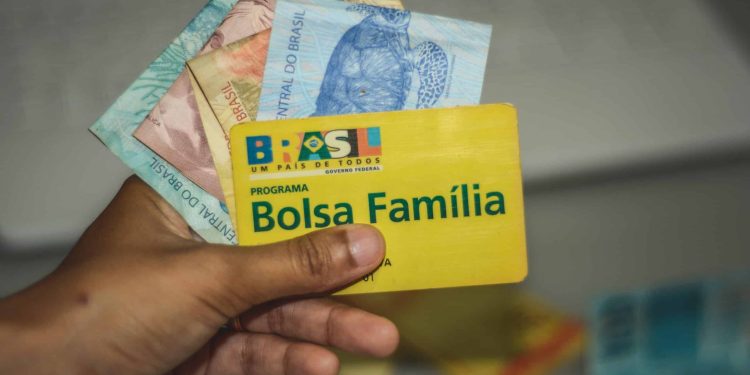 Governo retoma consignado do Bolsa Família com novas regras