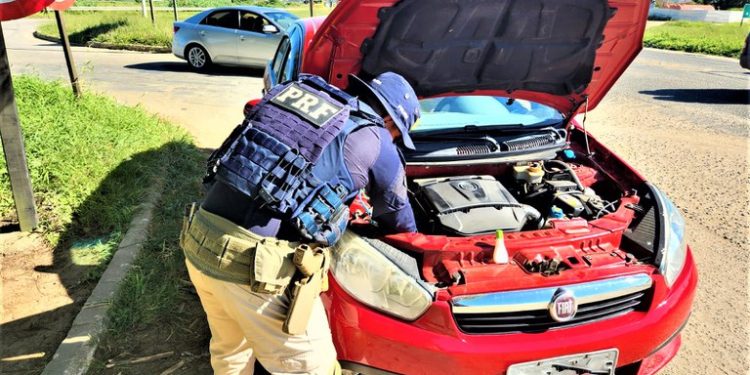 PRF recupera carro roubado ‘rodando’ com placas clonadas em Vitória da Conquista