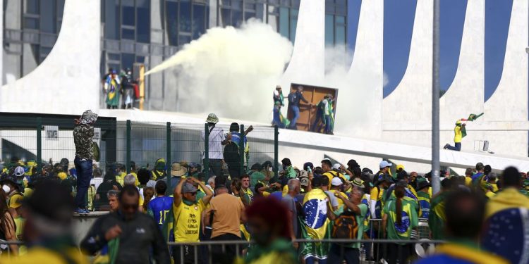 Polícia Federal cumpre 3 mandados de prisão em operação contra atos terroristas