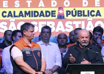 Em São Paulo, Lula promete reconstrução de casas em áreas seguras