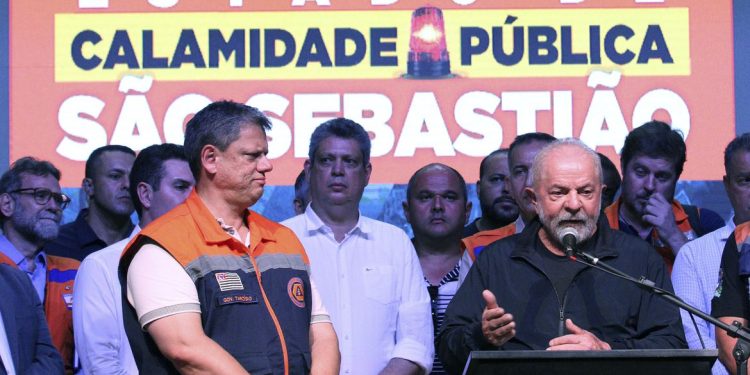Em São Paulo, Lula promete reconstrução de casas em áreas seguras